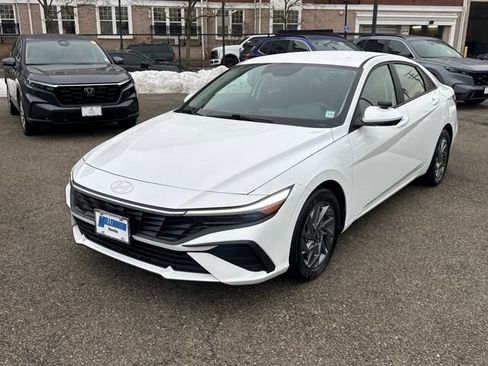 Used 2024 Hyundai Elantra SEL image 1