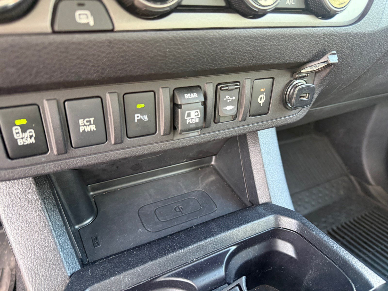 Used 2018 Toyota Tacoma TRD Sport AWD/4WD image 29
