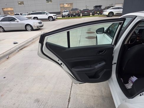 Used 2025 Nissan Altima 2.5 SV FWD image 11