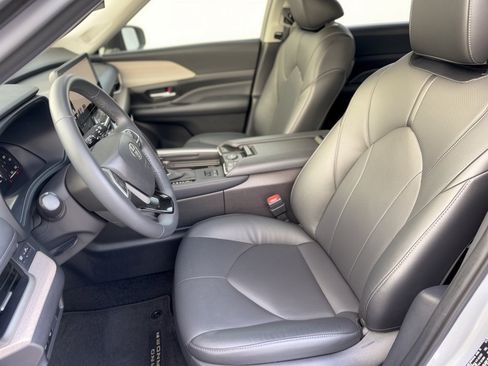 Used 2024 Toyota Grand Highlander FWD image 5