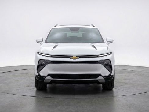 Used 2025 Chevrolet Blazer LT FWD image 2