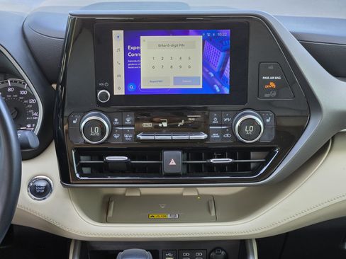 Used 2023 Toyota Highlander XLE FWD image 12