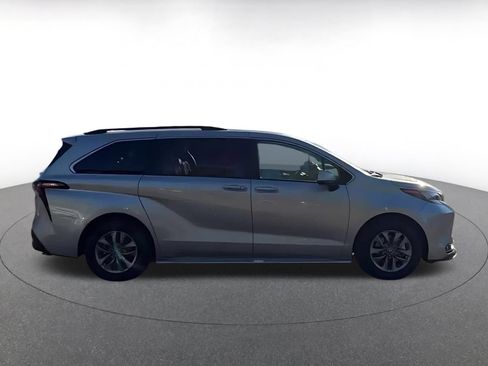 Used 2025 Toyota Sienna XLE FWD image 13