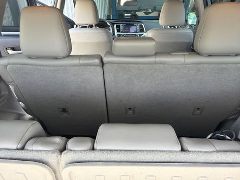 Used 2019 Toyota Highlander XLE AWD/4WD image 13