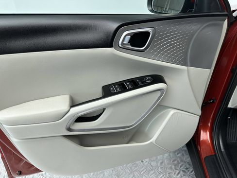 Used 2025 Kia Soul LX w/ LX Technology Package FWD image 15