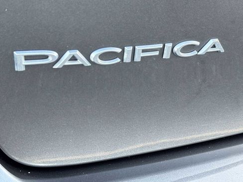 Used 2021 Chrysler Pacifica Touring image 11