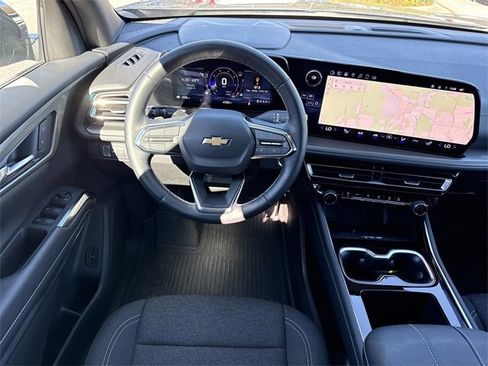 Used 2025 Chevrolet Traverse LT w/ Sun and Wheel Package image 17