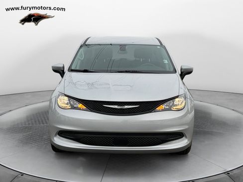 Used 2022 Chrysler Voyager LX image 8