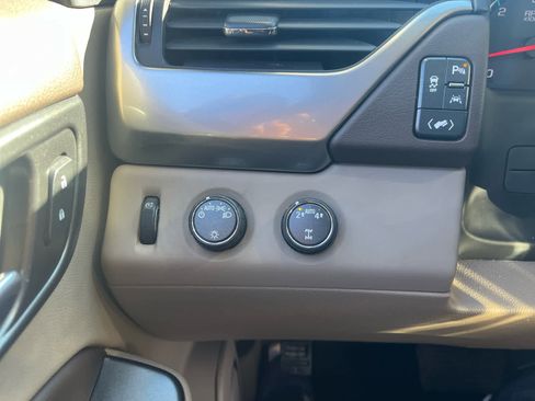 Used 2018 Chevrolet Suburban LT image 14