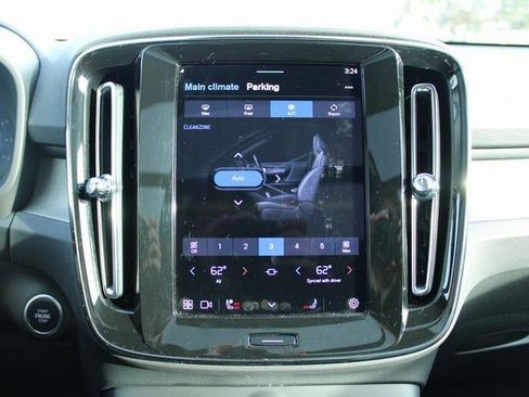 Used 2025 Volvo XC40 B5 Plus image 22