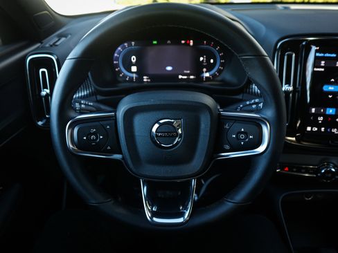 Used 2025 Volvo XC40 B5 Plus image 18