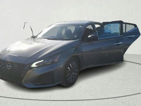 Used 2025 Nissan Altima 2.5 SV image 10