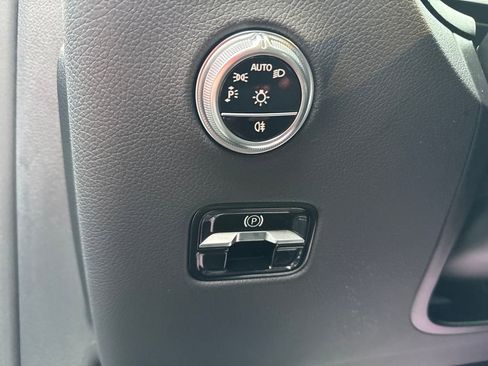 Used 2025 Mercedes-Benz GLC 300 4MATIC image 11