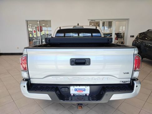 Used 2022 Toyota Tacoma TRD Off-Road w/ TRD Premium Off Road Package AWD/4WD image 3