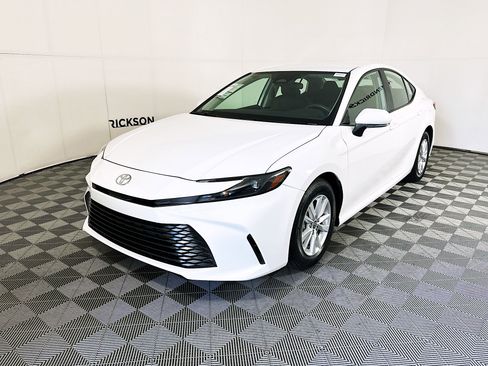 Used 2025 Toyota Camry LE image 7