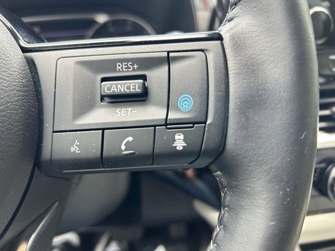 Used 2023 Nissan Pathfinder SL w/ Black Appearance Package AWD/4WD image 9