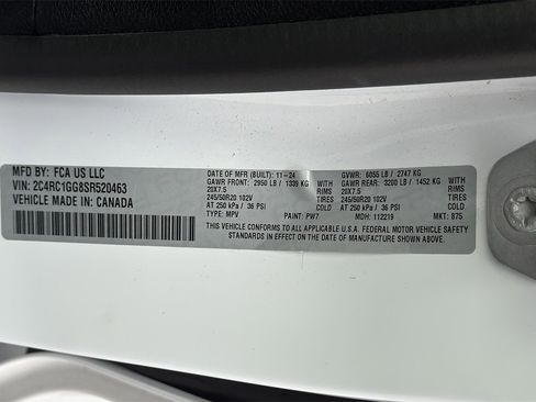 Used 2025 Chrysler Pacifica Limited image 11