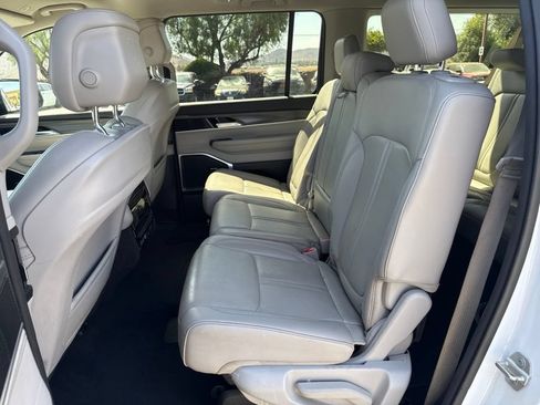 Used 2024 Jeep Wagoneer L Series II RWD image 20