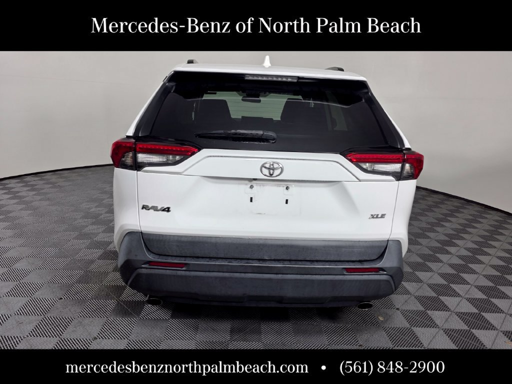 Used 2021 Toyota RAV4 XLE w/ Convenience Package FWD image 5