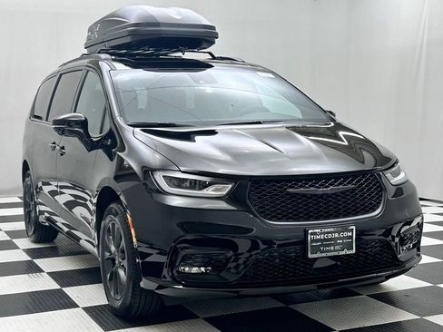 New 2026 Chrysler Pacifica Select AWD/4WD image 2
