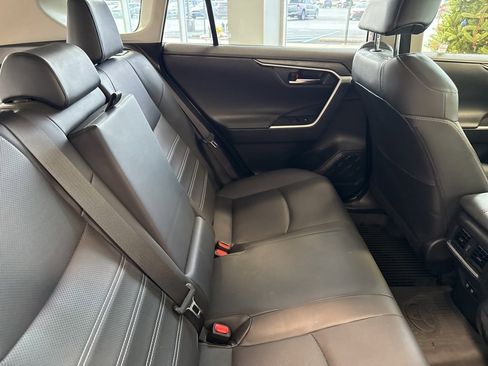 Used 2019 Toyota RAV4 Limited image 16