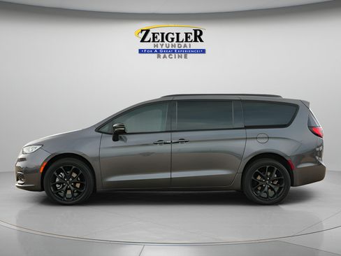 Used 2023 Chrysler Pacifica Limited w/ S Appearance Package AWD/4WD image 4