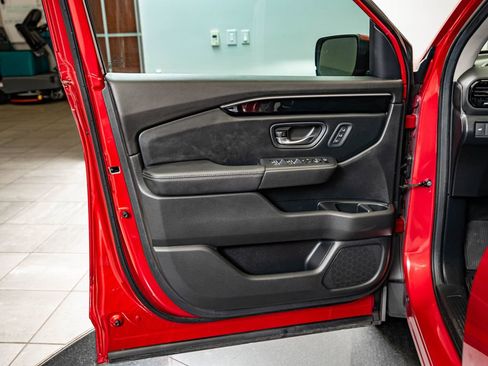 Used 2025 Honda Pilot EX-L image 17