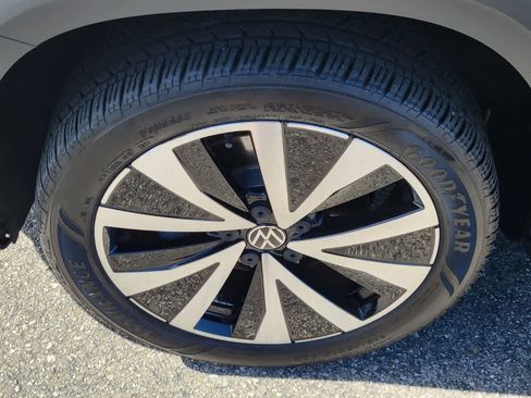 Used 2022 Volkswagen Taos SE FWD image 11