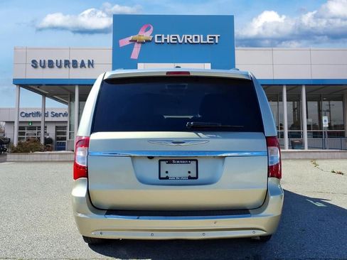 Used 2011 Chrysler Town & Country Limited image 5