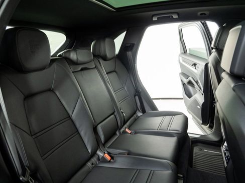 New 2026 Porsche Cayenne Base image 23