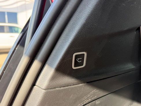 Used 2025 Chrysler Pacifica Limited image 5