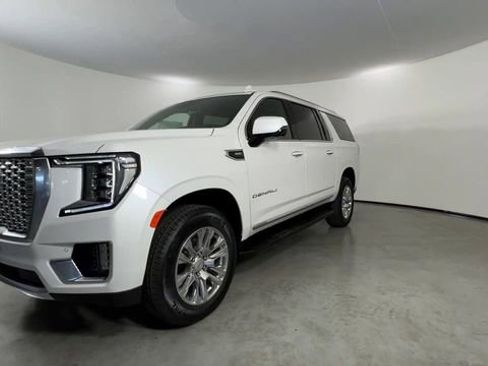 Used 2023 GMC Yukon XL Denali AWD/4WD image 3
