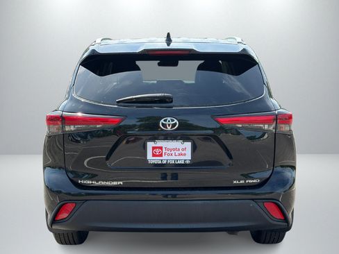 Used 2022 Toyota Highlander XLE AWD/4WD image 4