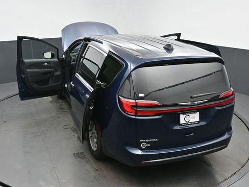 Used 2025 Chrysler Pacifica Select image 64