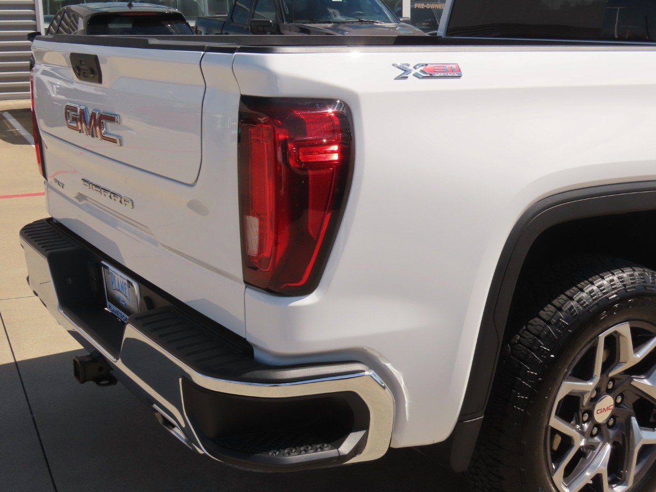 Used 2025 GMC Sierra 1500 SLT w/ SLT Premium Package AWD/4WD image 11