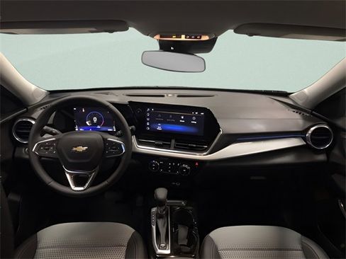 Used 2025 Chevrolet Trax LT w/ LT Convenience Package image 16