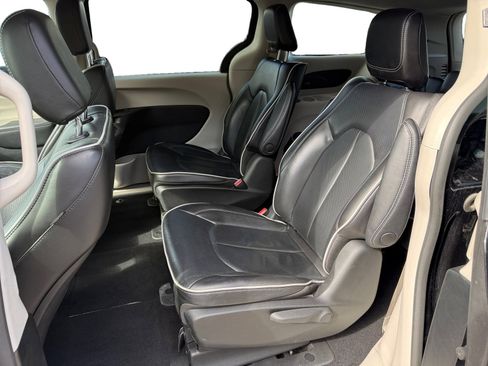 Used 2023 Chrysler Pacifica Limited image 16