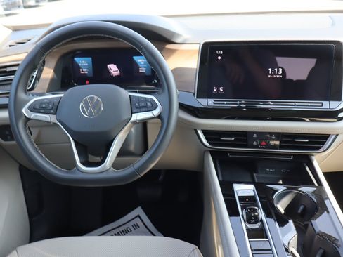 Used 2024 Volkswagen Atlas SE AWD/4WD image 14
