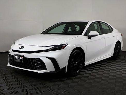 Used 2025 Toyota Camry SE AWD/4WD image 2