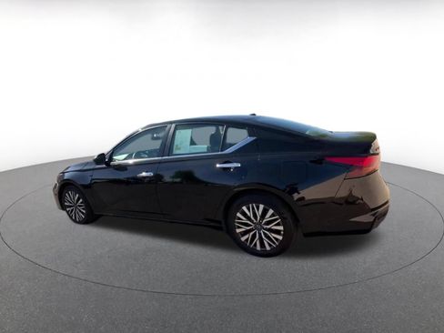 Used 2025 Nissan Altima 2.5 SV FWD image 9