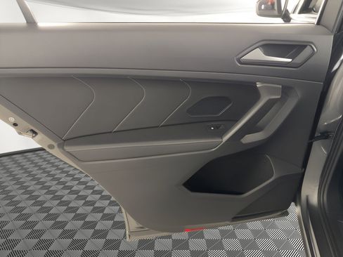 Used 2022 Volkswagen Tiguan SE image 17