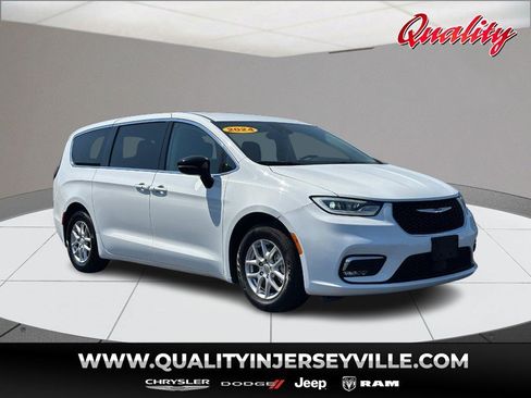 Used 2024 Chrysler Pacifica Touring-L FWD image 1