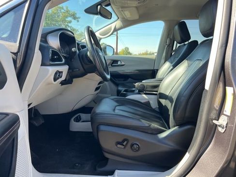 Used 2020 Chrysler Pacifica Touring-L image 9