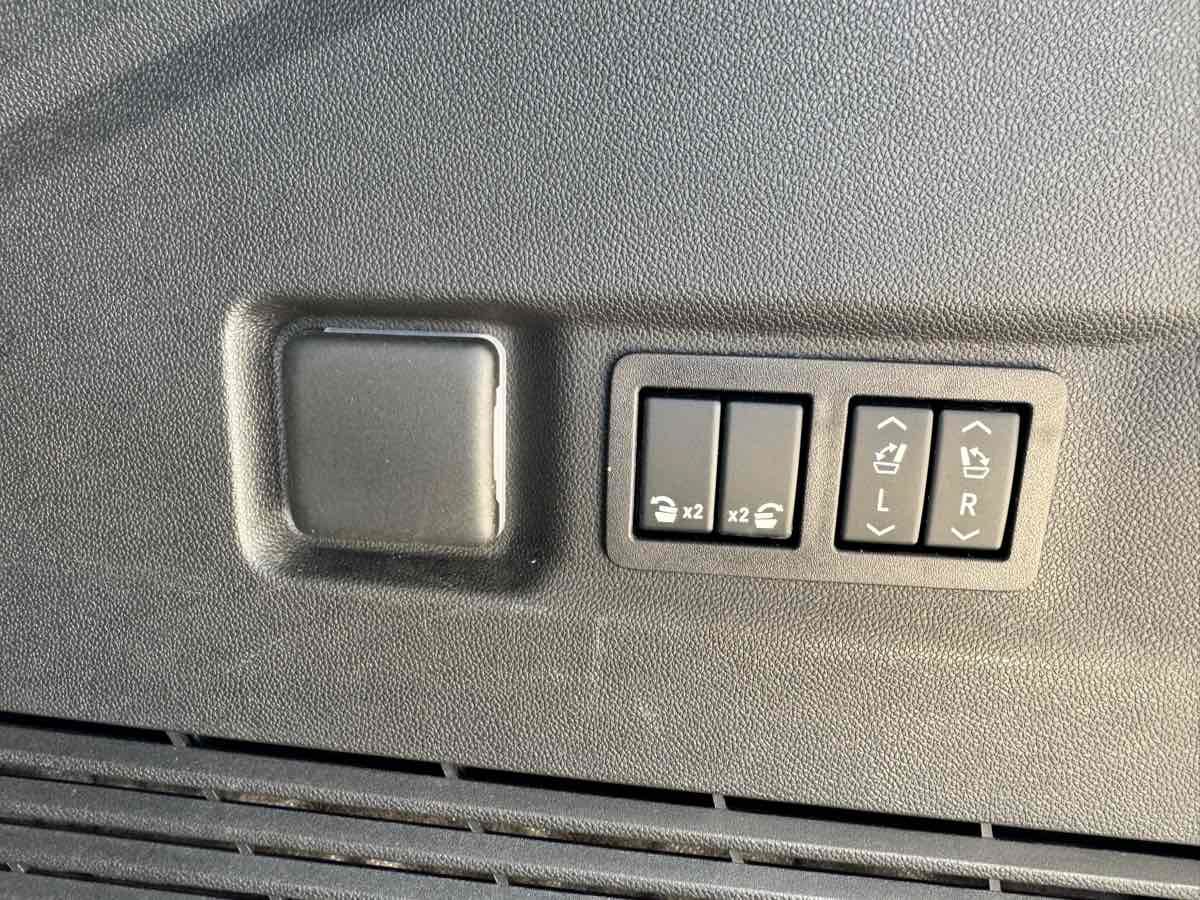 Used 2026 Chevrolet Suburban High Country RWD image 30