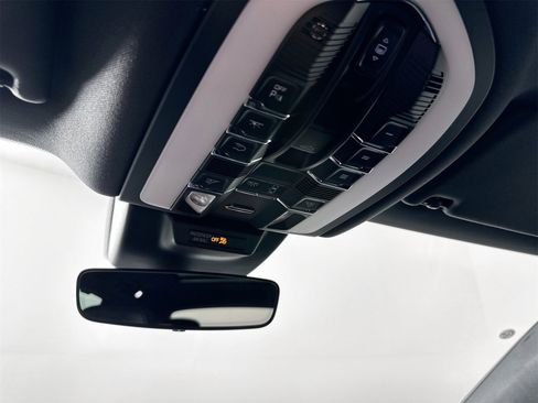 Certified 2026 Porsche Macan image 25