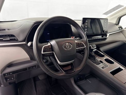 Certified 2024 Toyota Sienna XLE FWD image 4