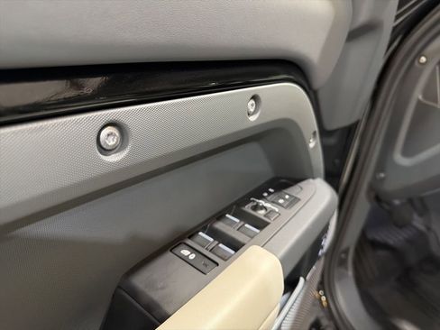 Used 2024 Land Rover Defender 110 X-Dynamic SE image 27