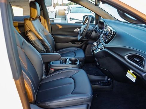 New 2027 Chrysler Pacifica Select FWD image 20