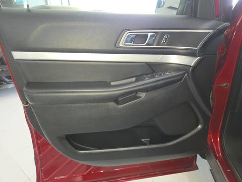 Used 2016 Ford Explorer XLT w/ Equipment Group 202A AWD/4WD image 13