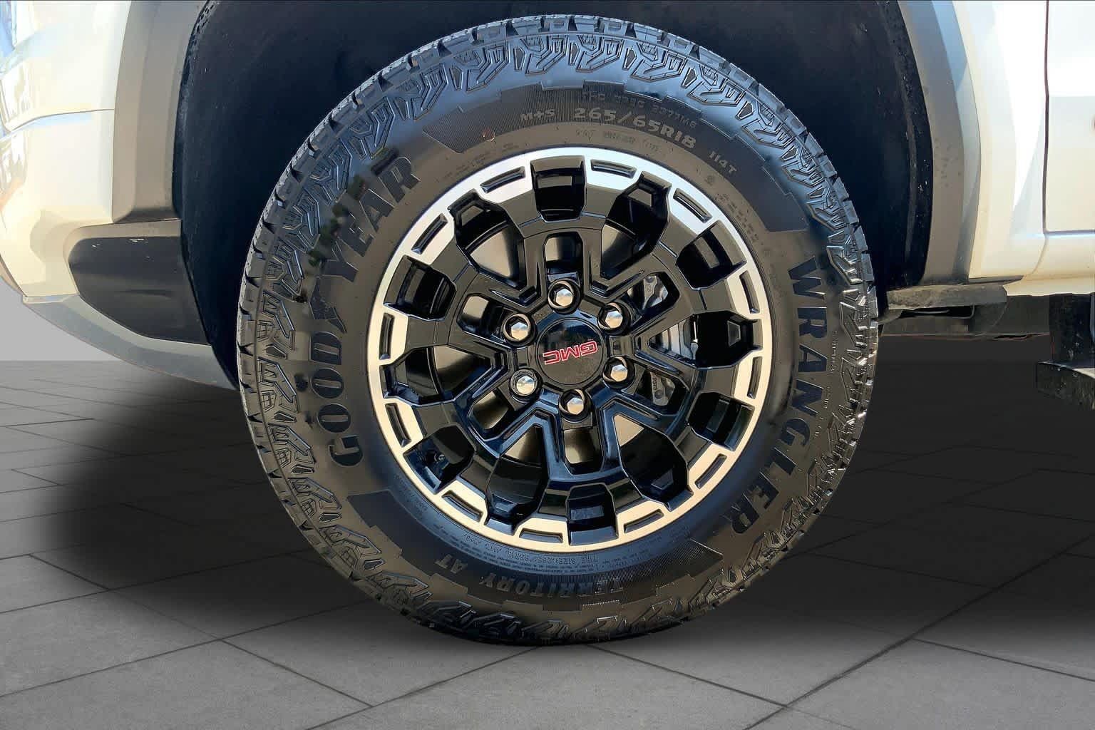 Used 2026 GMC Canyon AT4 w/ AT4 Premium Package AWD/4WD image 11